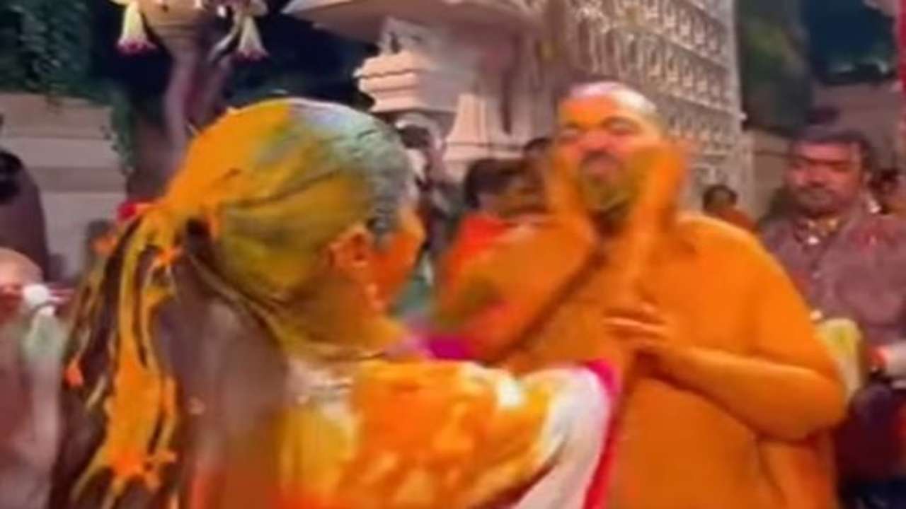 Janhvi Kapoor joins Holi celebrations
