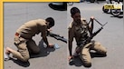 Viral Video: कंधे पर ऑटोमैटिक रायफल, पैरों में चप्पल, बीच चौराहे पर नशे में सड़क पर लेटती दिखी 'खाकी'