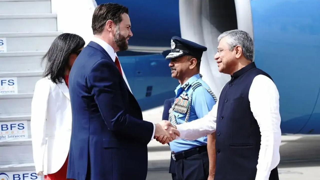 स्मृति चिन्ह भेंट किया गया