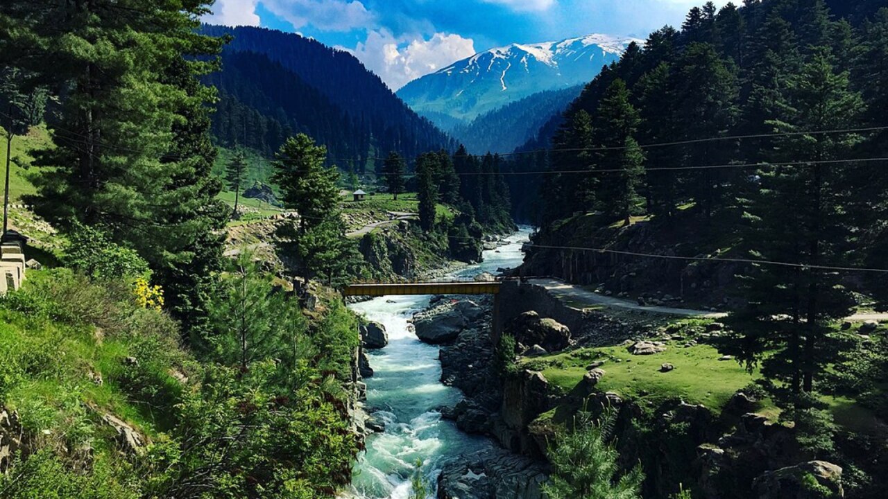 पहलगाम से कितना दूर है कुलगाम?