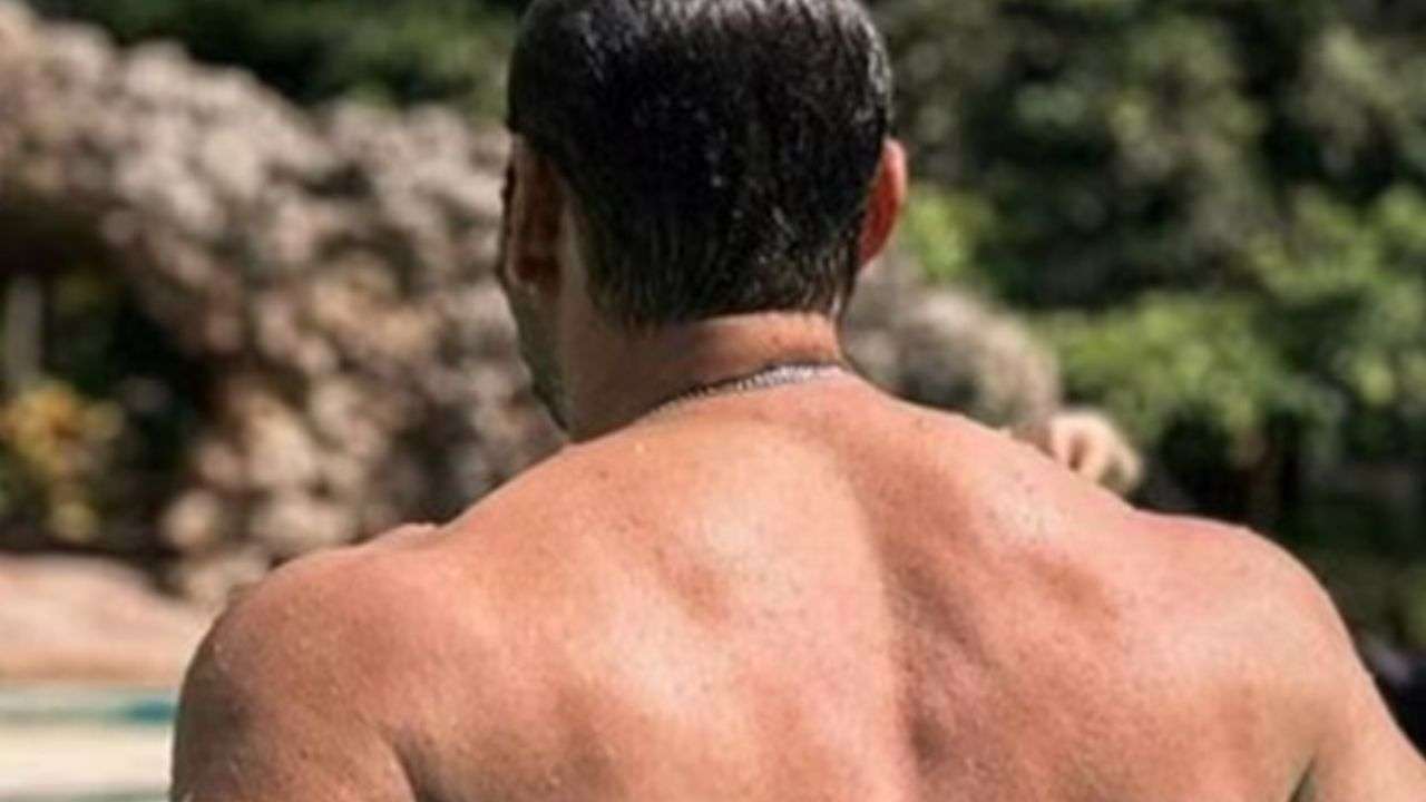 Back pose with mystery appeal