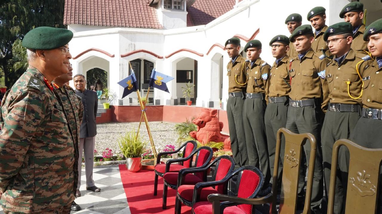 आम पब्लिक स्कूल जैसी पढ़ाई के साथ आर्मी की ट्रेनिंग