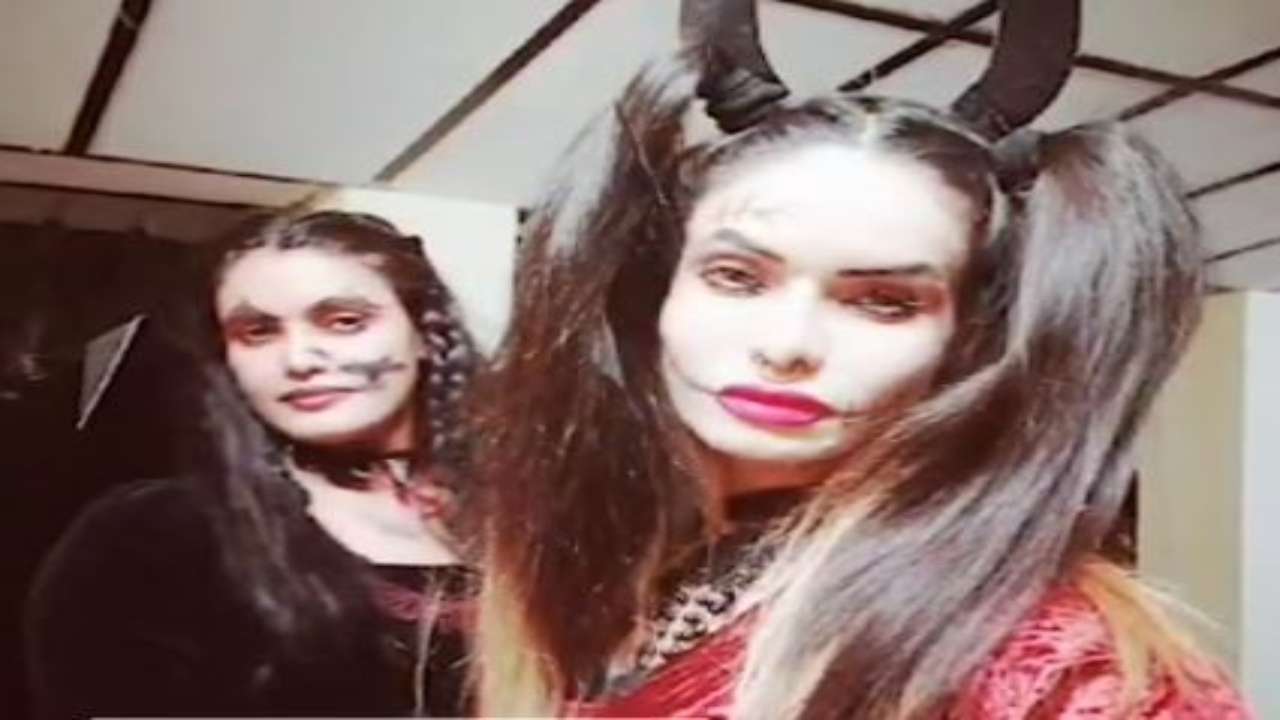 Twin sisters glamour