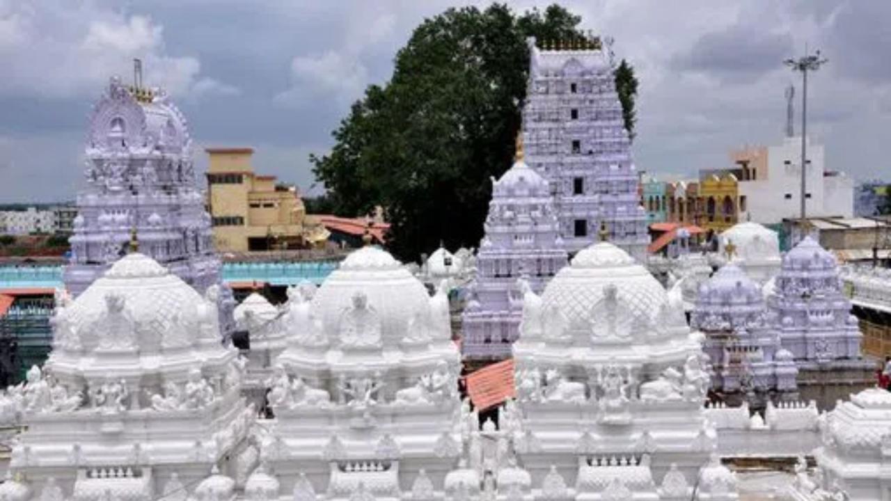 वेमुलावाड़ा राजराजेश्वर मंदिर 