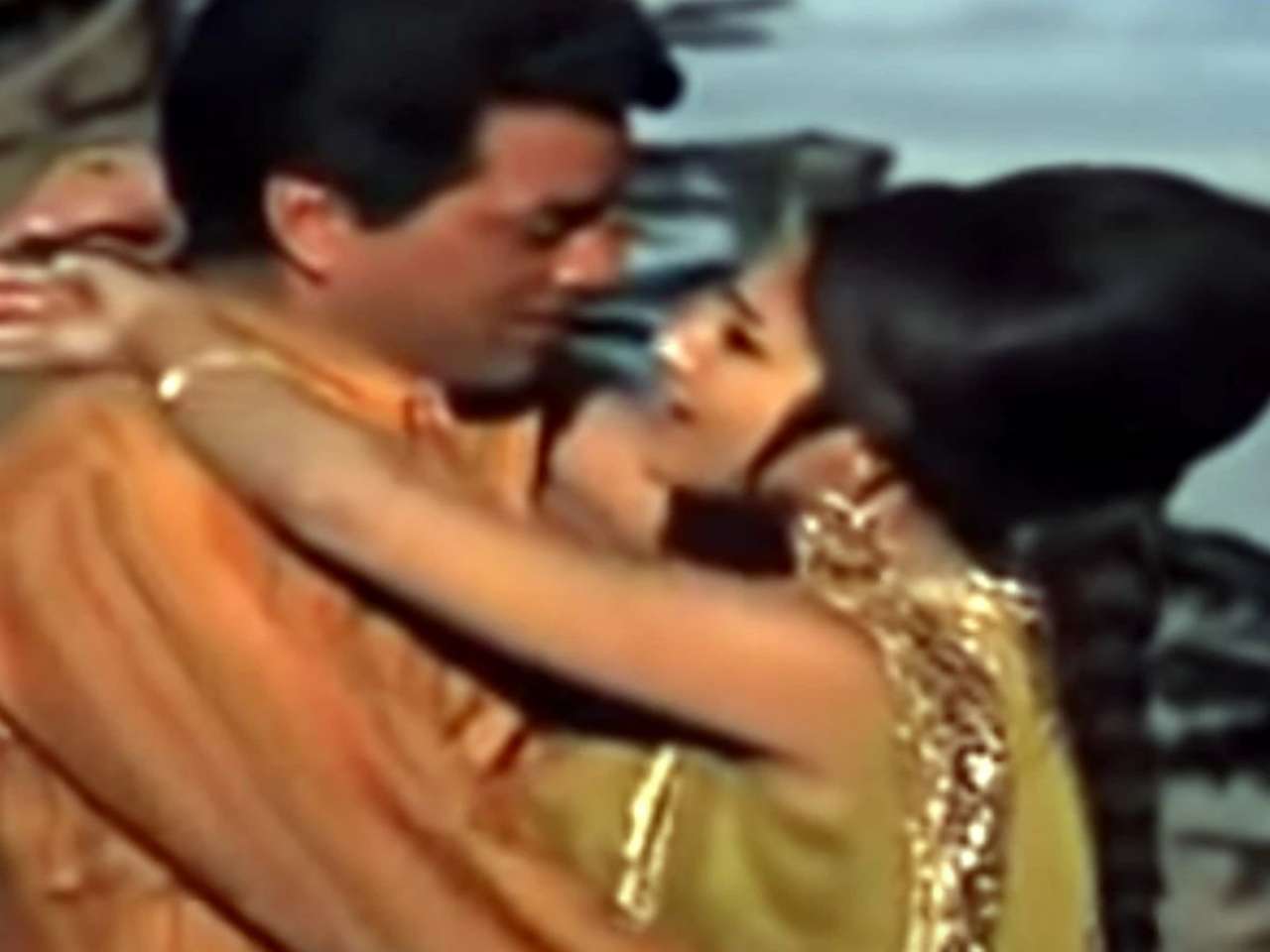 Dharmendra with Sharmila Tagore in Mere Hamdam Mere Dost
