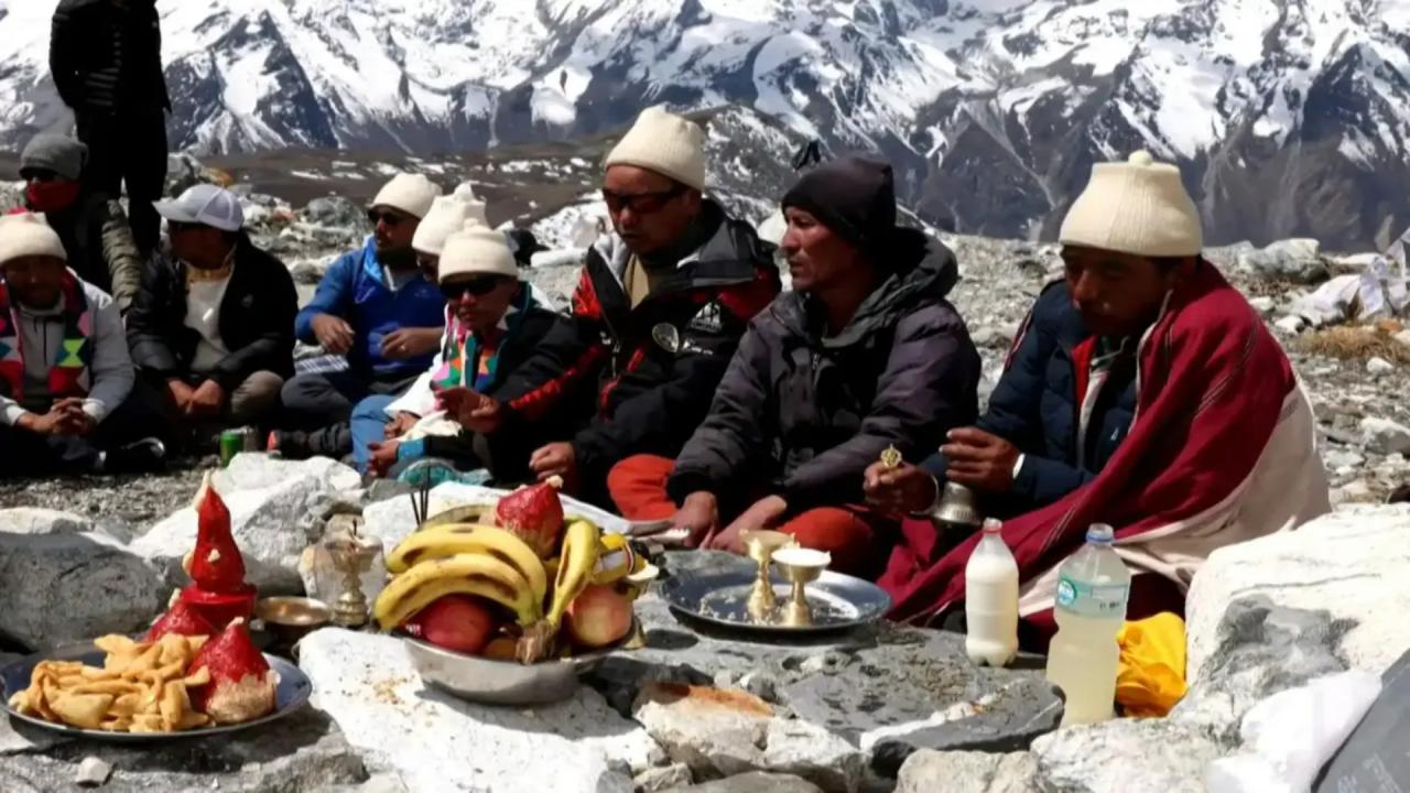 ग्लेशियर पर आयोजित की गई 'निधन' की शोक सभा