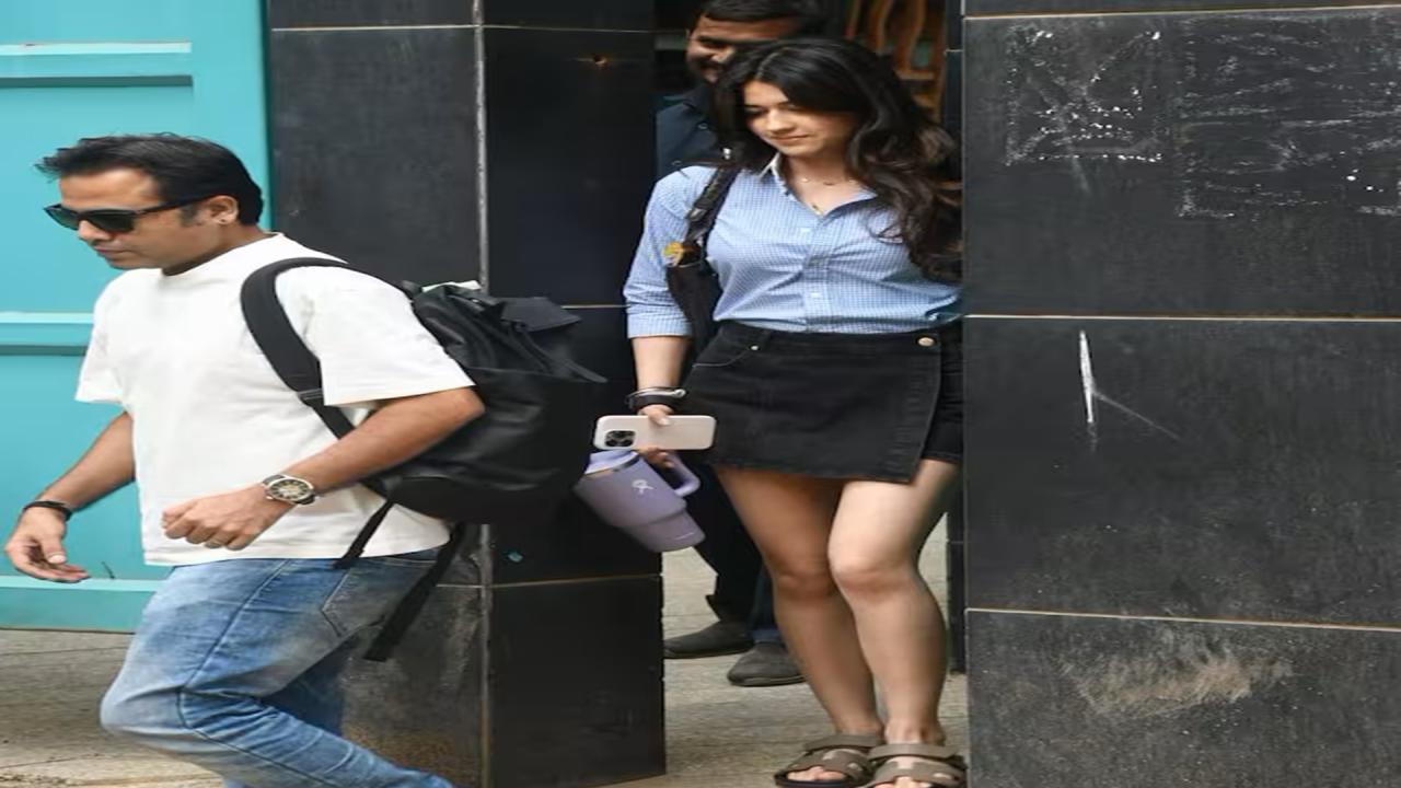 ब्लैक स्कर्ट और ब्लू शर्ट