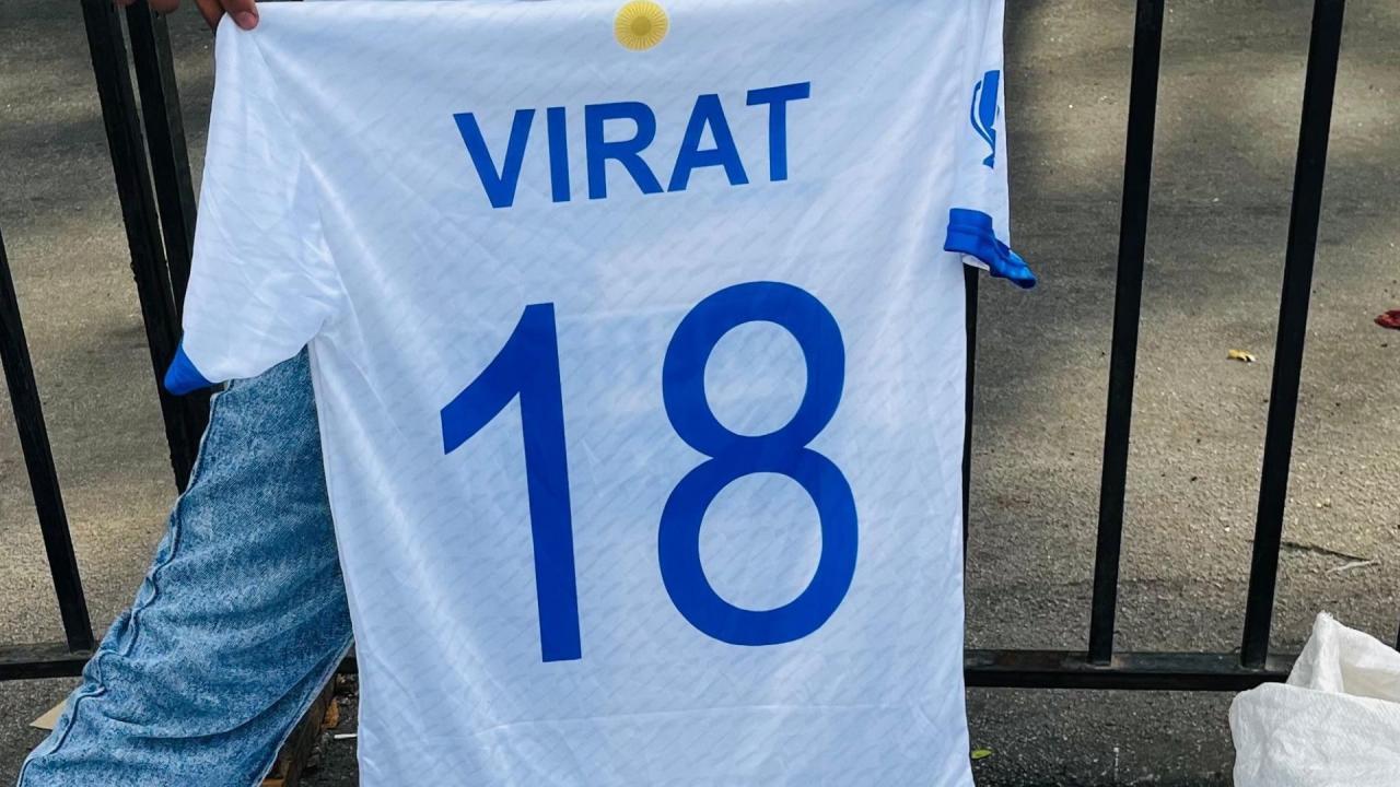 मैदान के बाहर बिकना शुरू हुई टेस्ट जर्सी