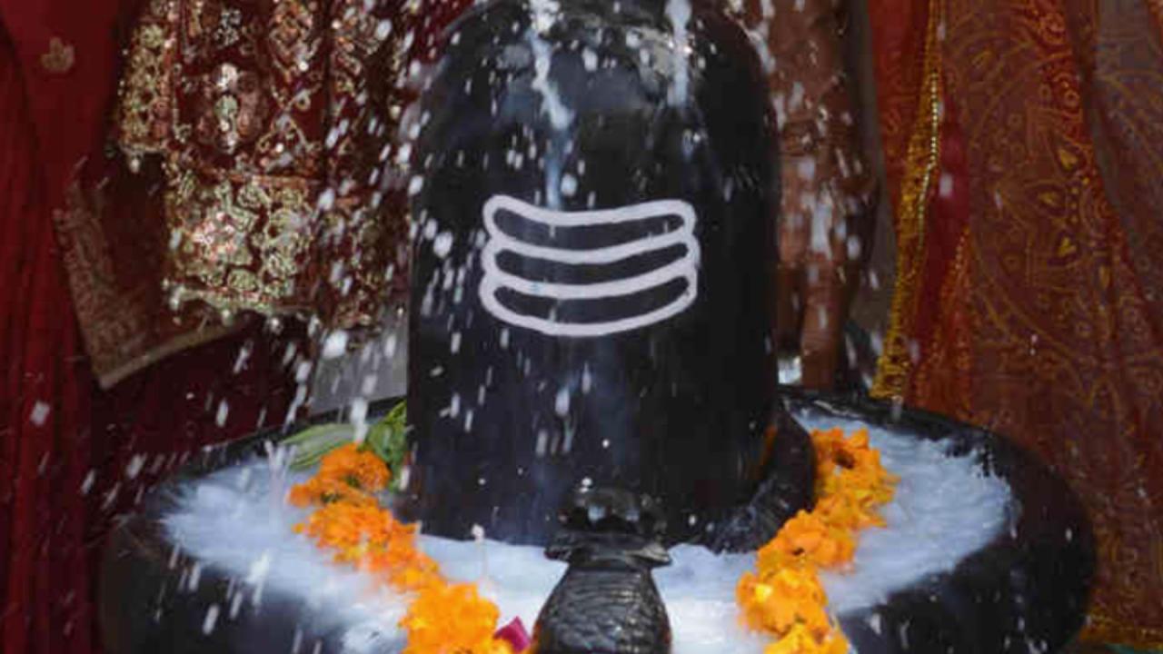शिवलिंग पर दूध अर्पित करें
