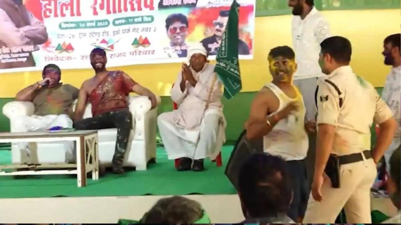 सिपाही से नाचने के लिए कहा
