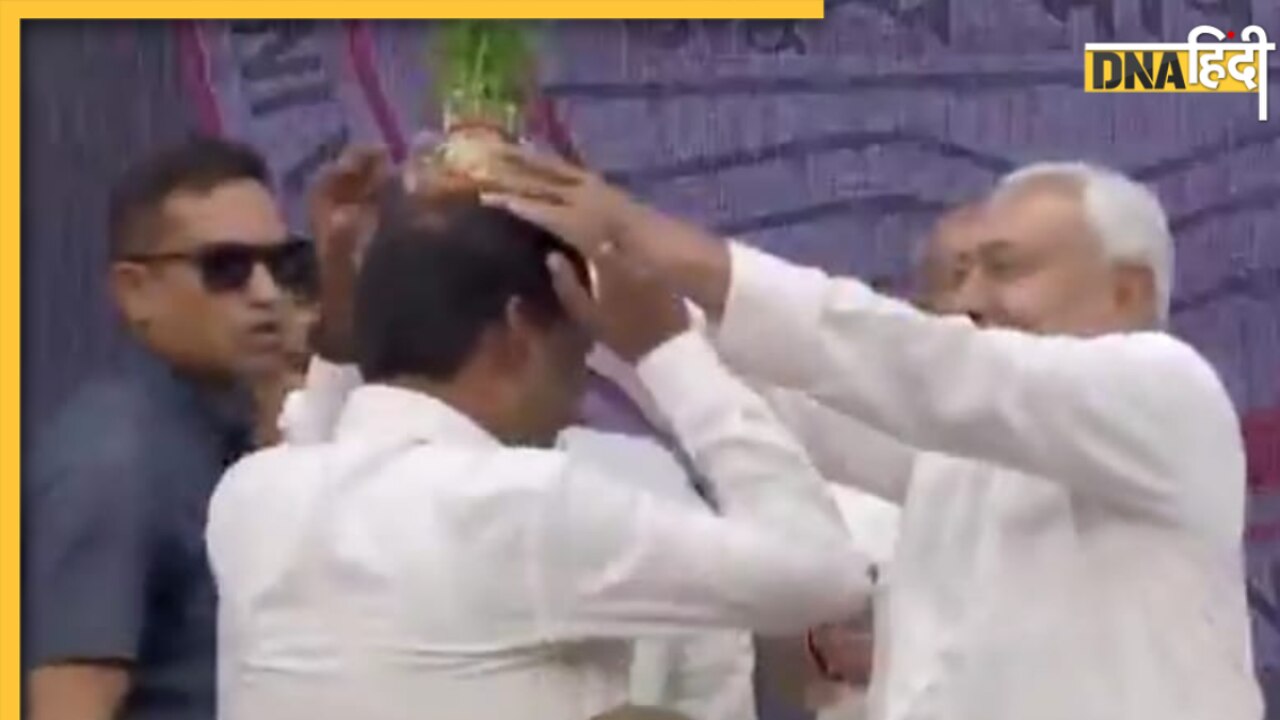 पटना में CM नीतीश कुमार का मंच पर दिखा अजीबोगरीब अंदाज, अचानक अधिकारी के सिर पर रख दिया गमला, Video हुआ वायरल