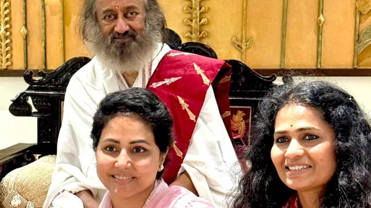 श्री श्री रवि शंकर के चरणों में पहुंची हिना खान