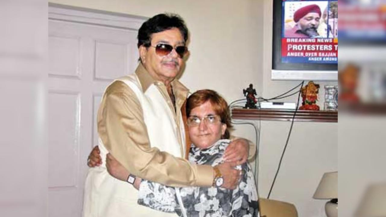After Md Zia Ul Haq Death Shatrughan Sinha Meets His Family