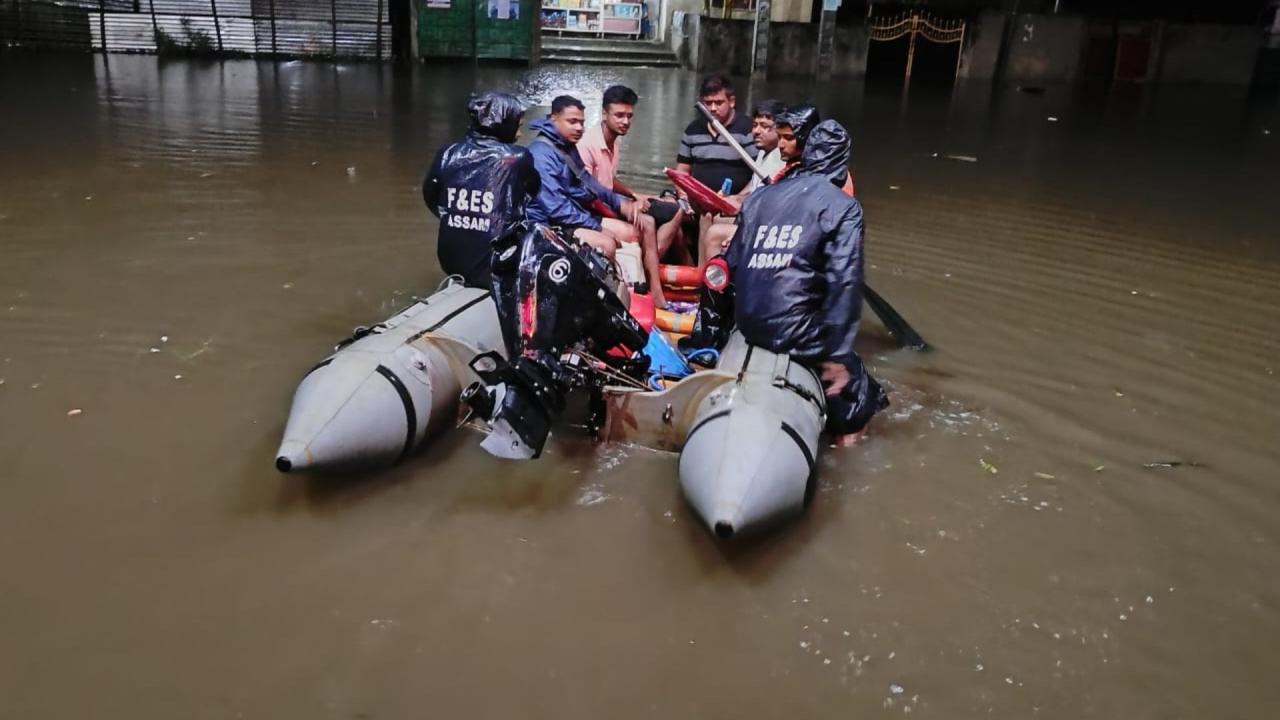 असम में  17 जिले बाढ़ की चपेट में