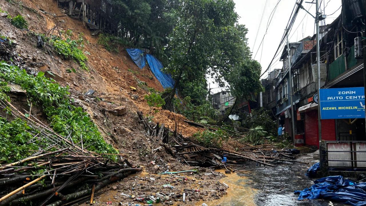 सिक्किम में 1,500 पर्यटक फंसे
