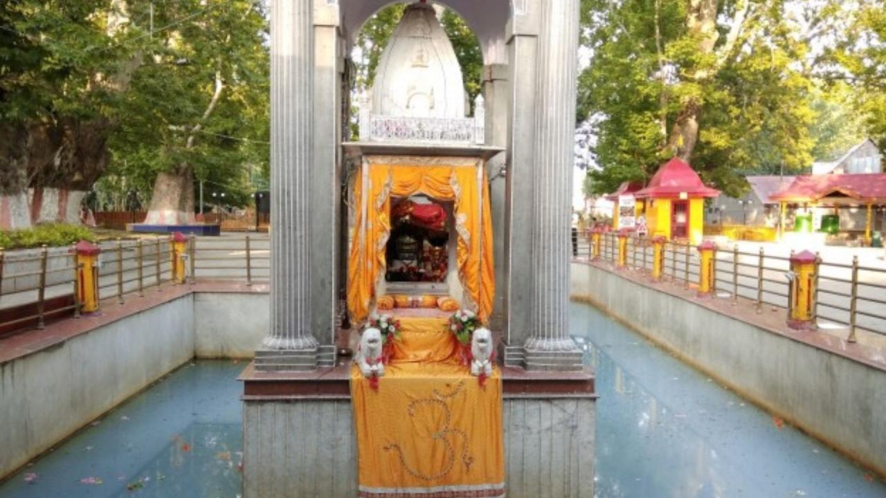 यहां स्थिति है मंदिर