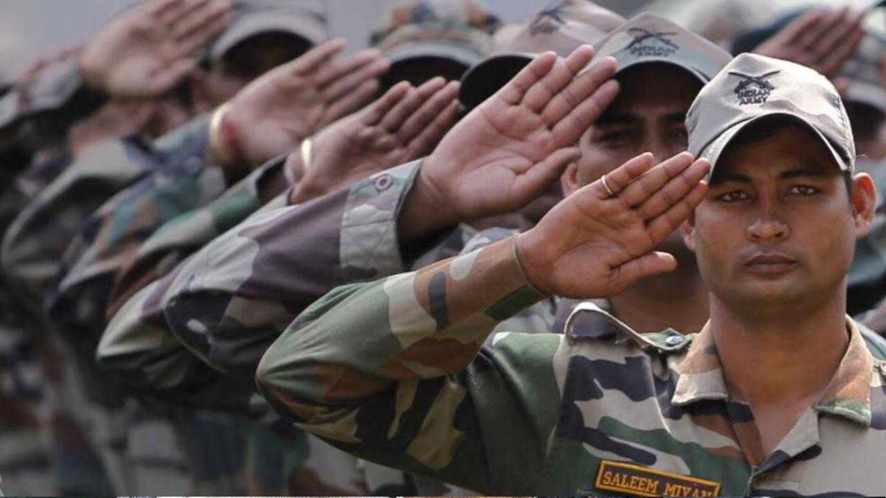 आर्मी की सलामी - सामने वाले व्यक्ति की ओर खुली हथेली