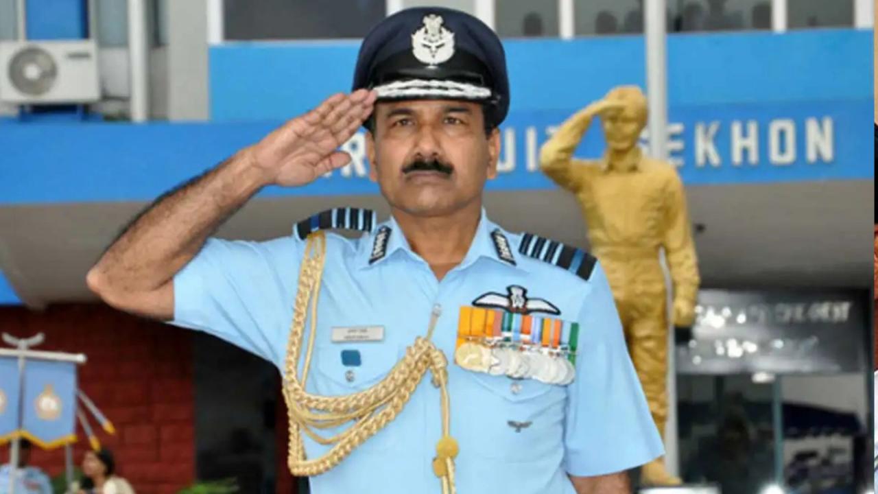 एयरफोर्स की सलामी - सीधी हथेली और 45 डिग्री का कोण पर होती है