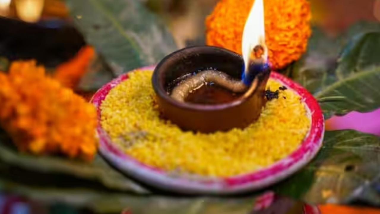 घी के दीपक में केसर और लौंग