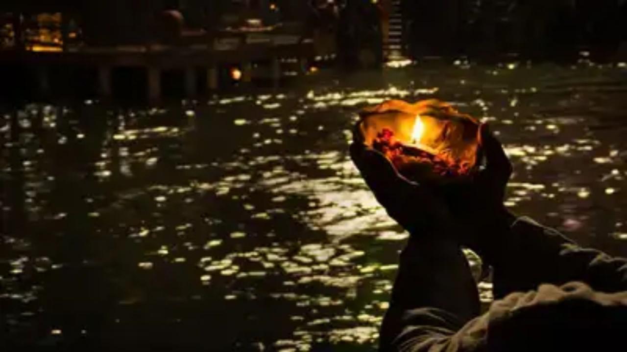 बहती नदी के पानी