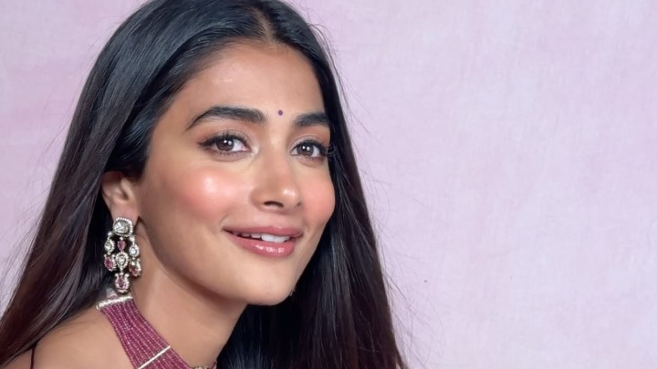 Pooja Hegde accessories her look