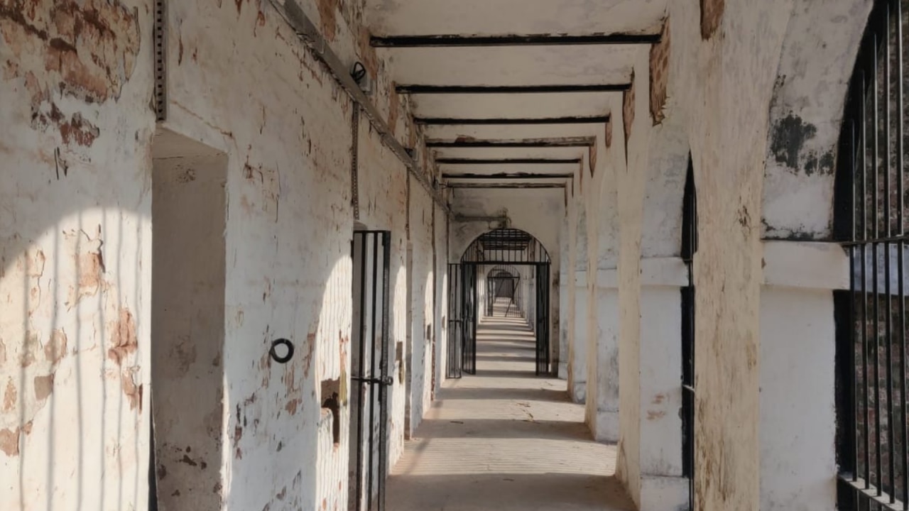 कोठरी संकरी और घुटन भरी