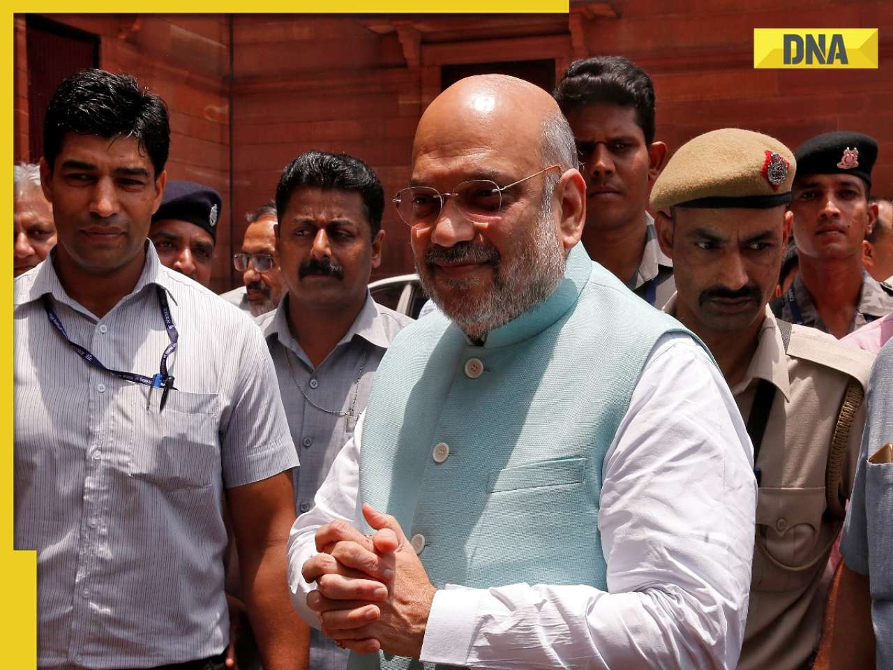 Will you feel ashamed for speaking English? Amit Shah says..., Rahul Gandhi retorts by saying...
