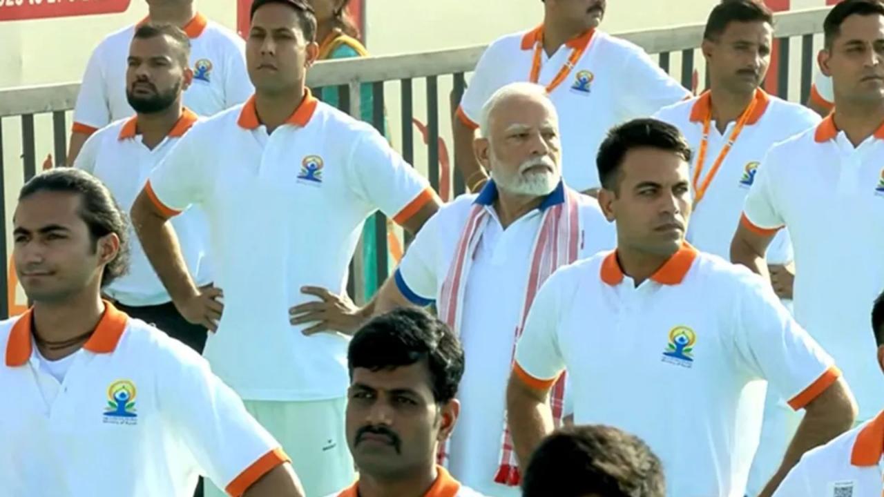 पीएम मोदी ने किया योग
