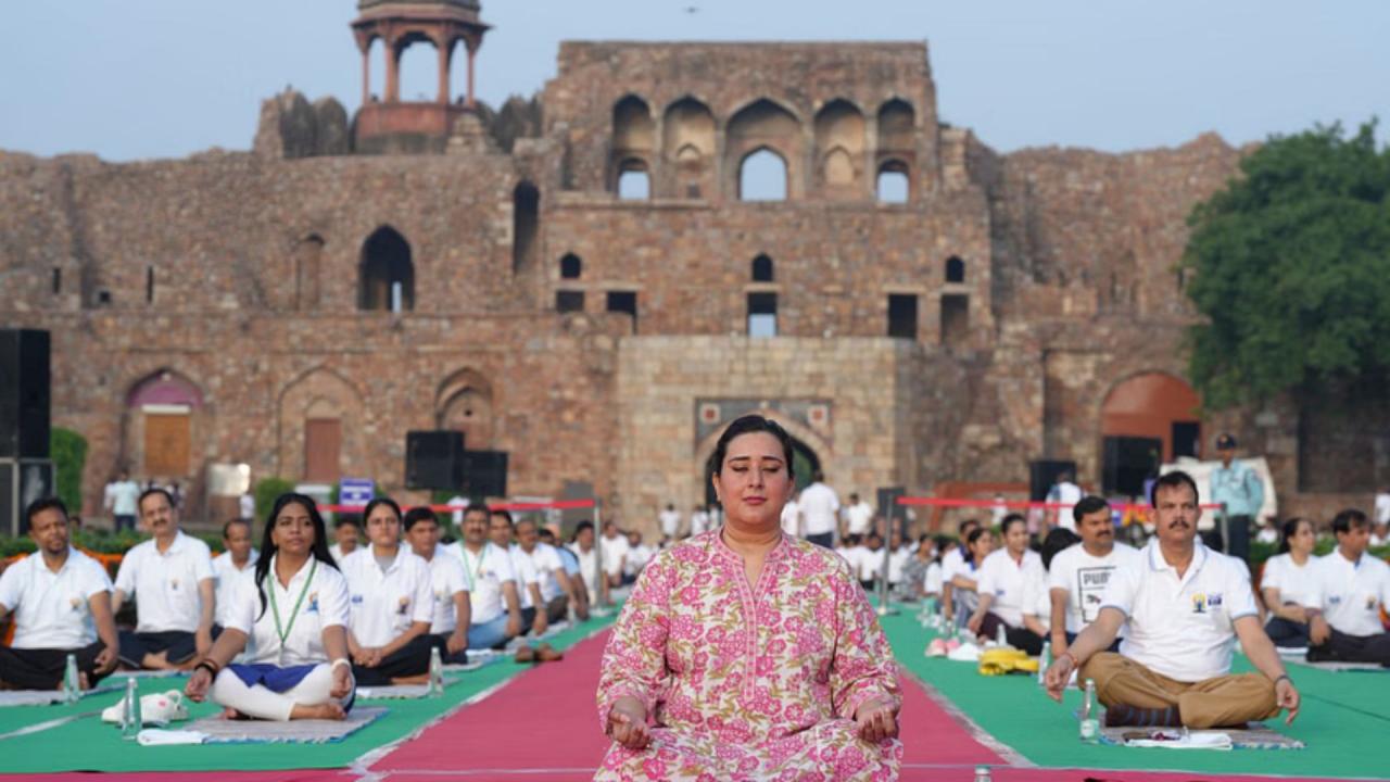 लाल किले पर योगाभ्यास