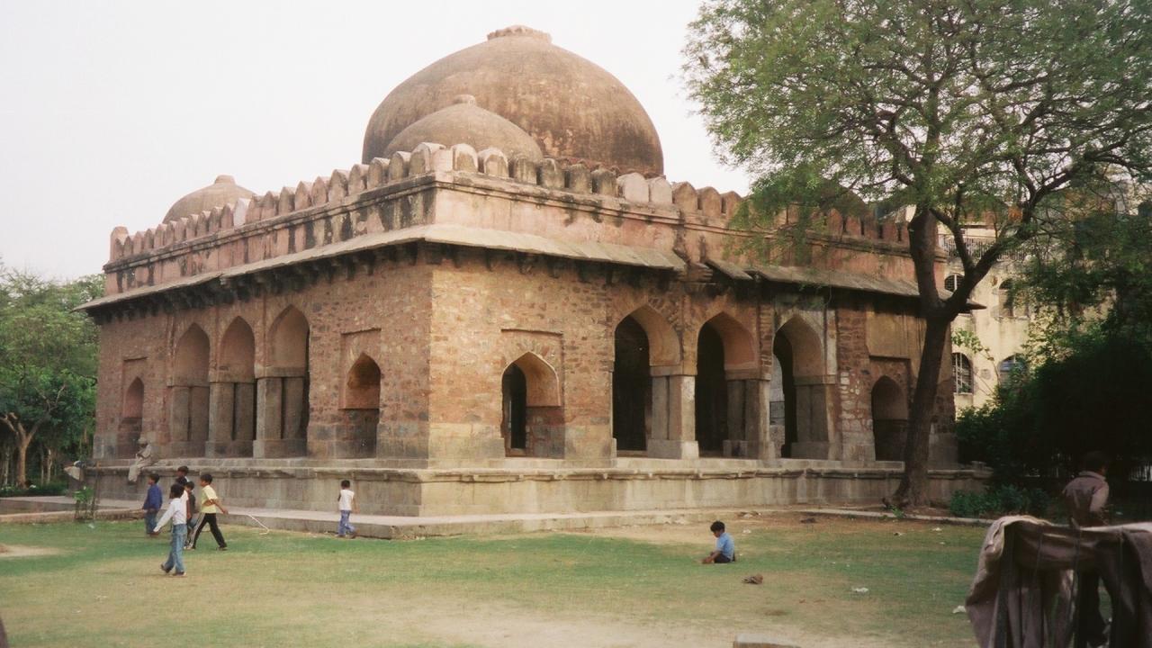 बारह खंबों वाला मकबरा था मौजूद