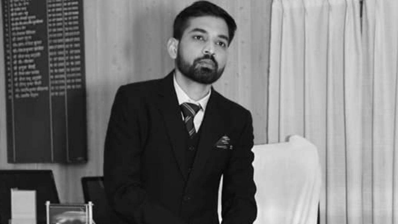 काफी पढ़े-लिखे परिवार से आते हैं IAS आशीष चौहान