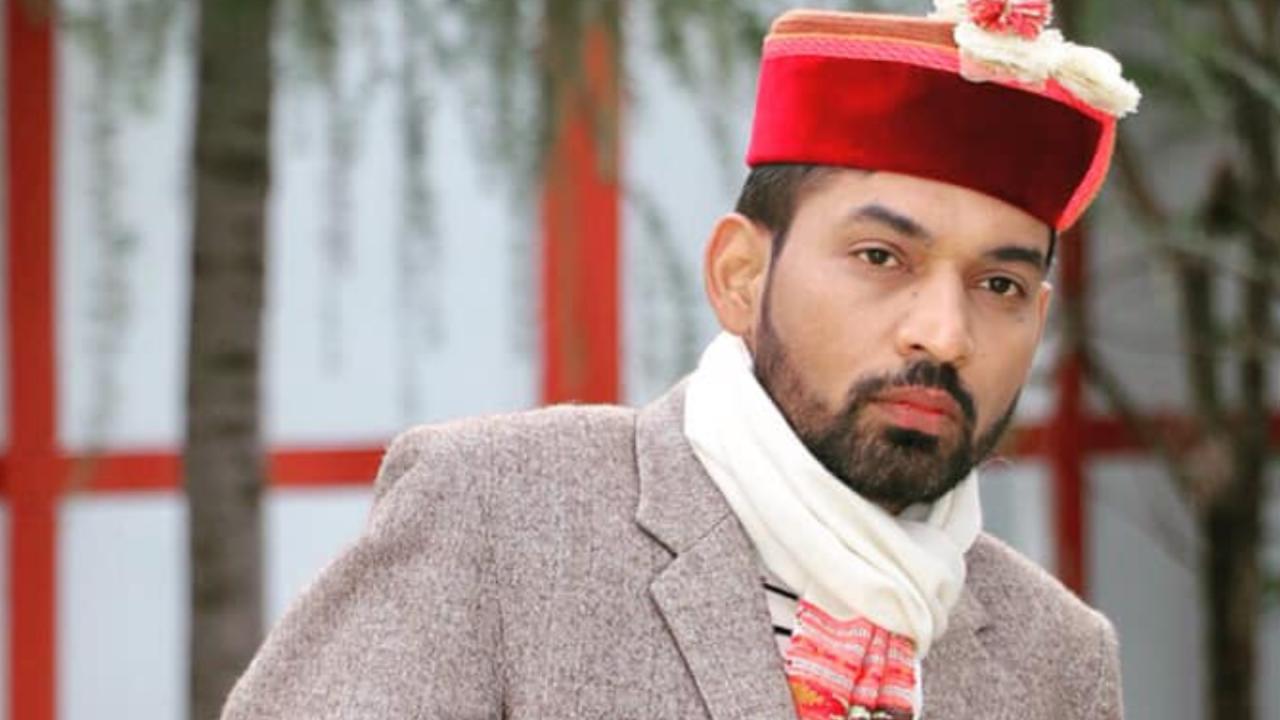 कितने पढ़े-लिखे हैं IAS आशीष चौहान?