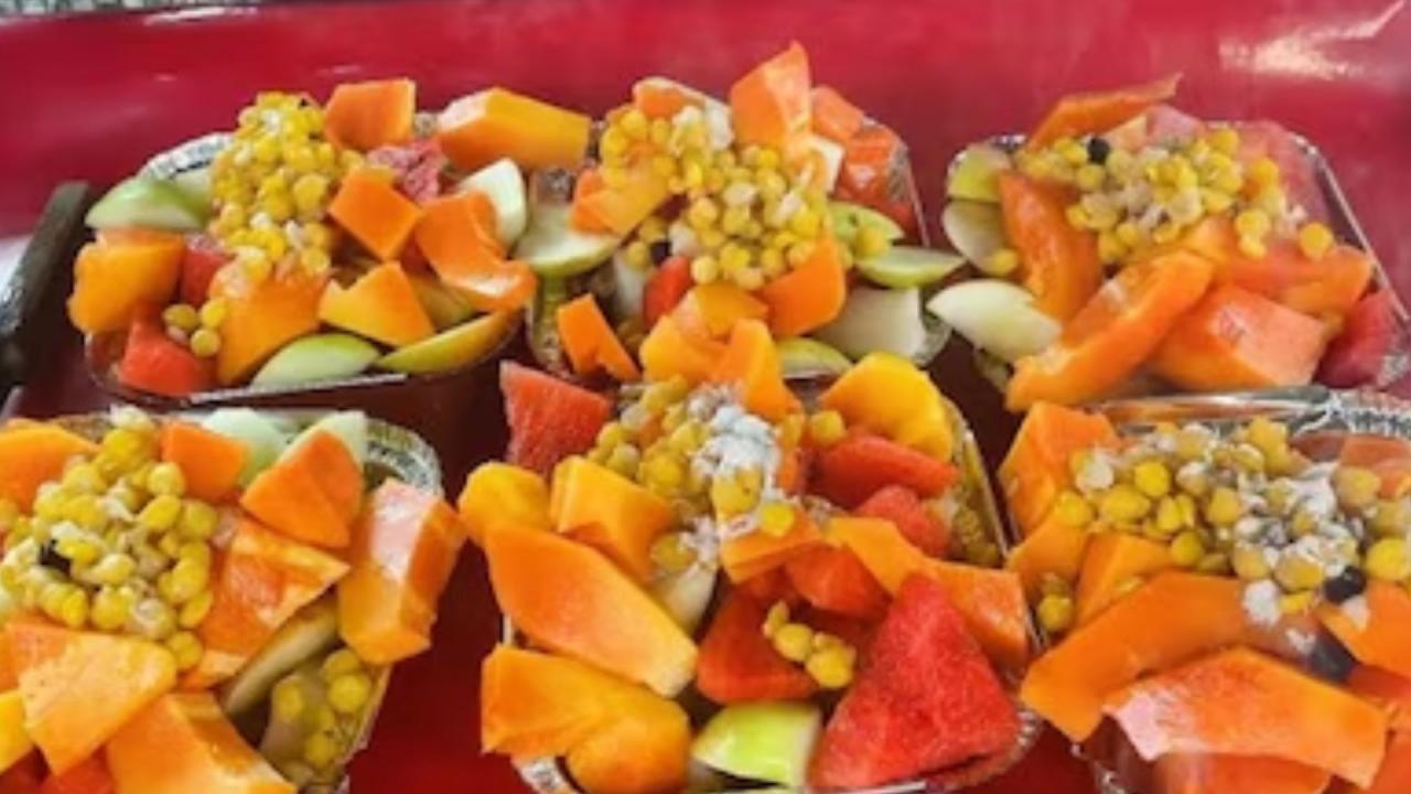 खुले में बिकने वाले कटे फल
