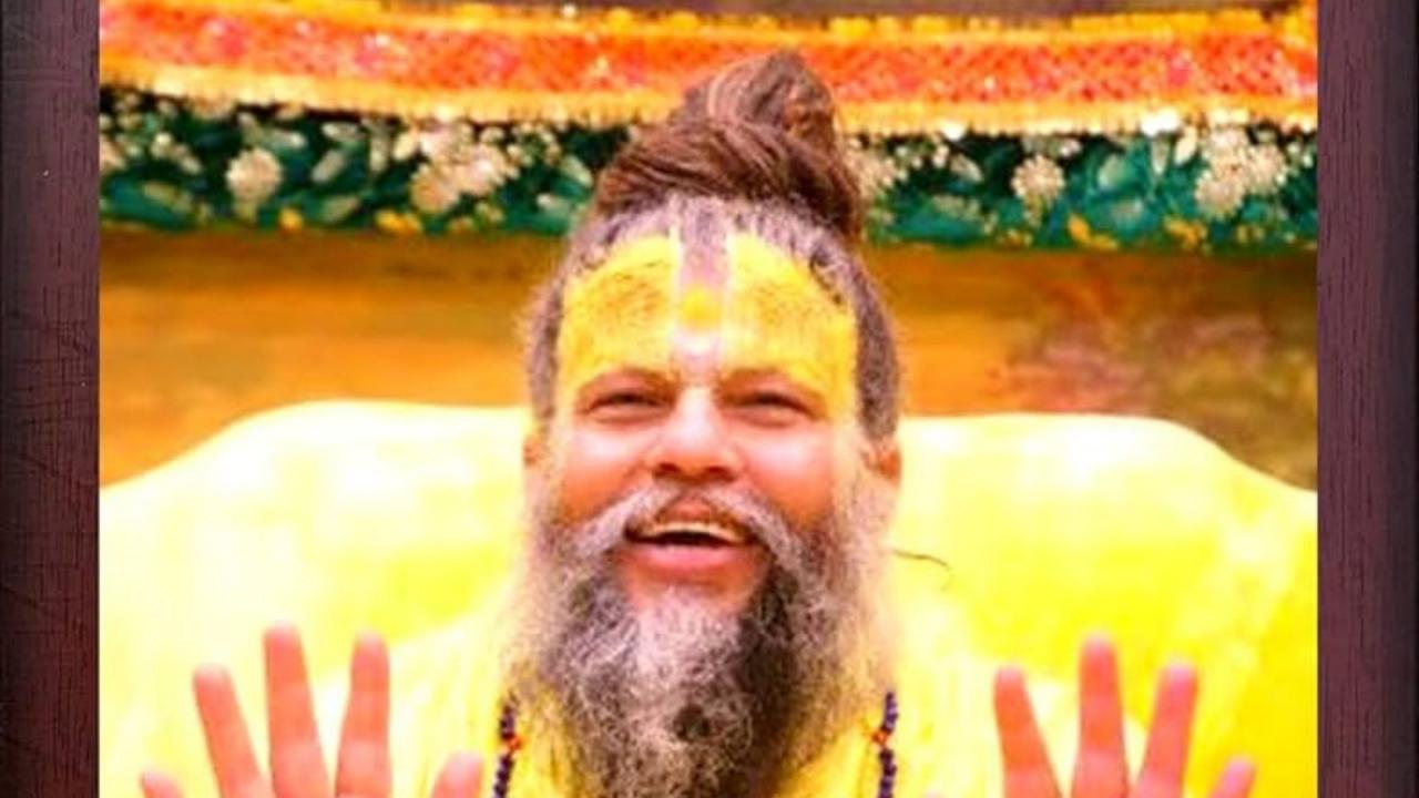 चरणों की धूल के लिए भक्तों में होड