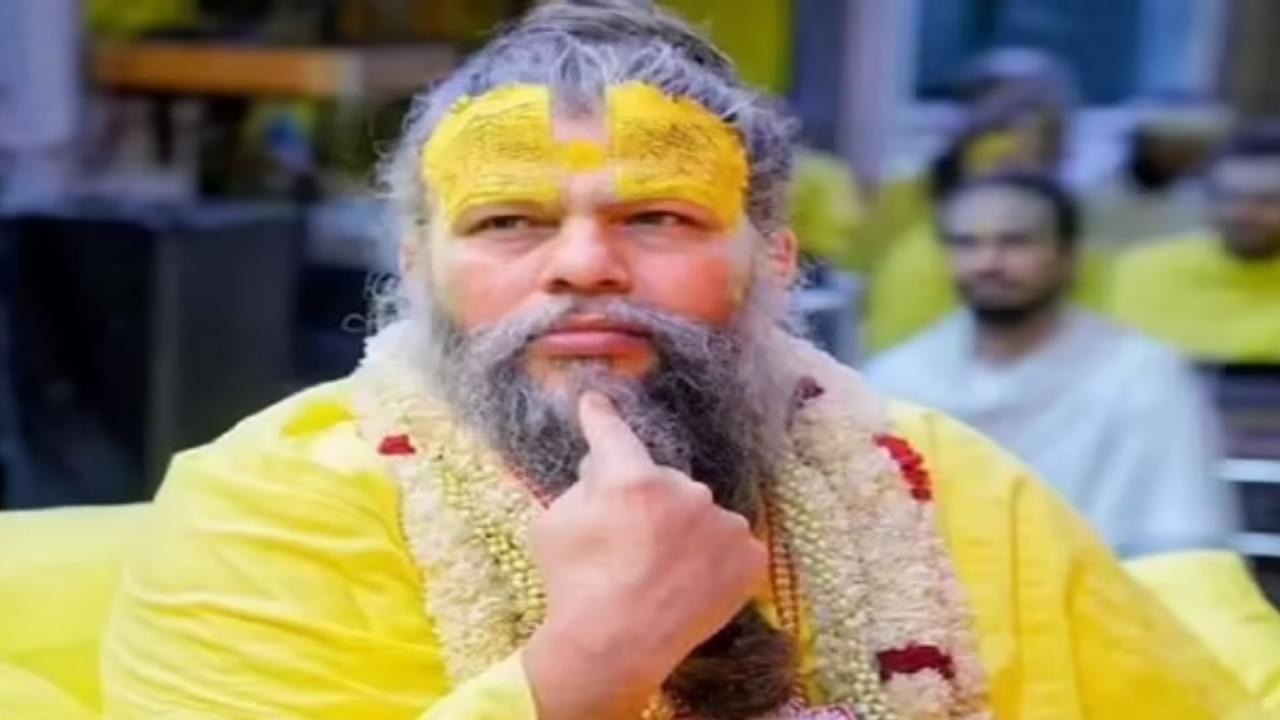 गिराने की कोशिश
