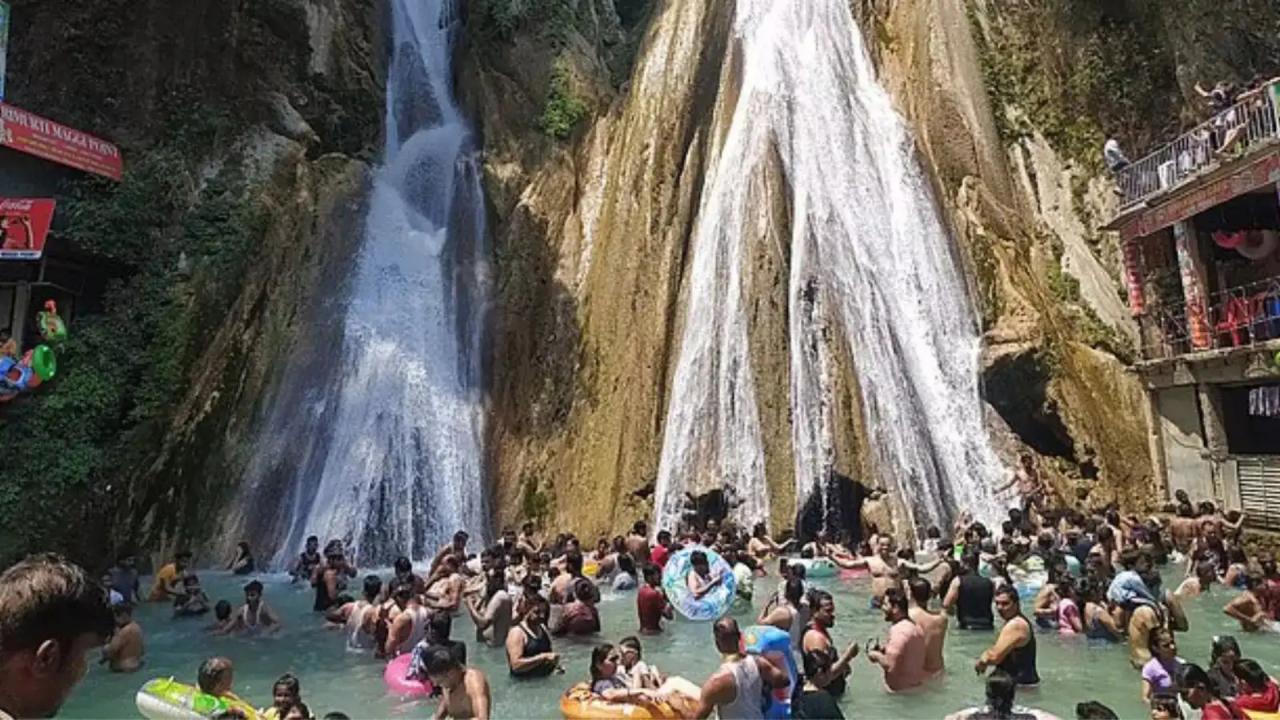 कैंपटी फॉल रोड पर गाड़ी में महसूस होती हैं रहस्यमयी महिलाएं