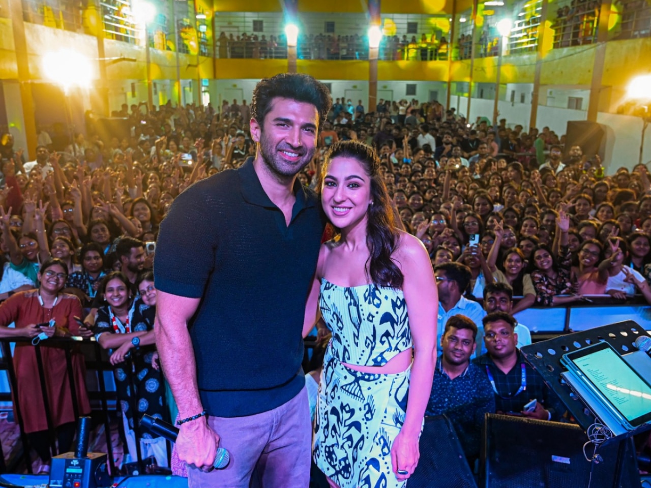 Aditya Roy Kapur and Sara Ali Khan caused jam at Kolkata