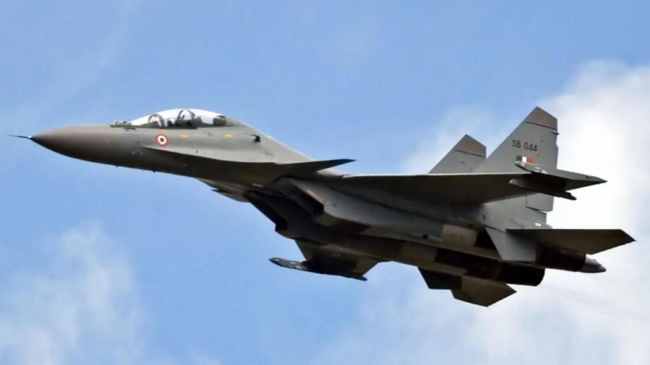 अजेय माना जाता है Sukhoi Su-35 जेट