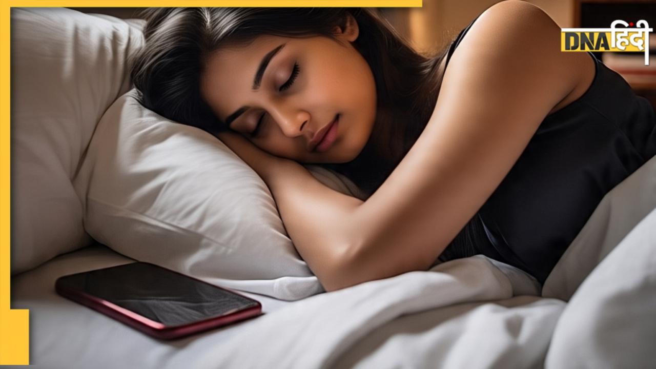Vastu For Mobile Phone: सोते समय इस दिशा में कभी न रखें अपना फोन, क्रिएटिव माइंड्स के लिए ये है सही जगह 