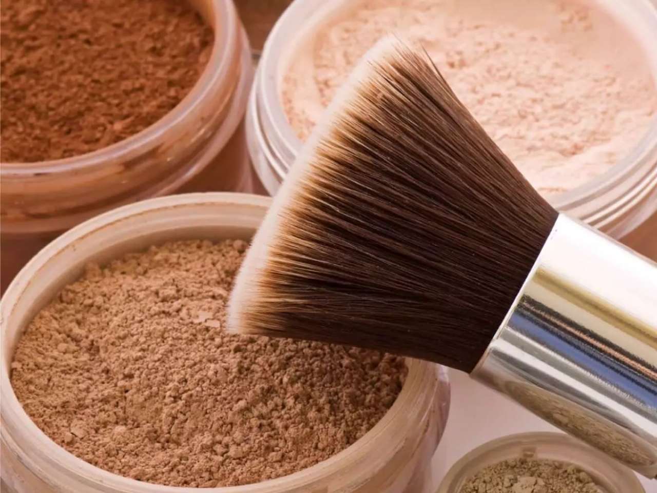Set with a translucent powder