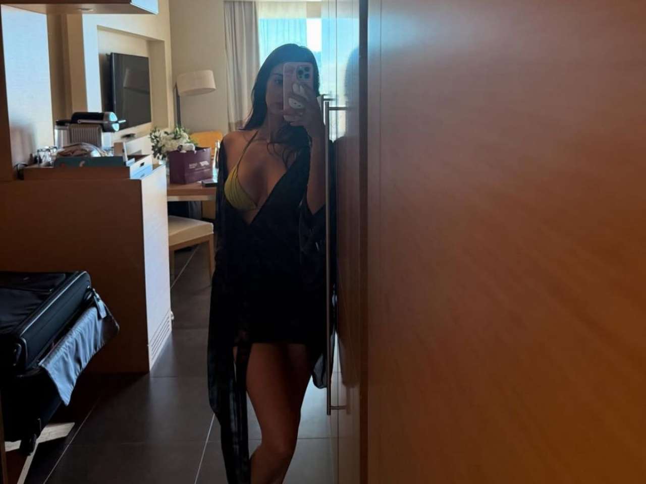 Disha Patani turns up the heat in a bold mirror selfie