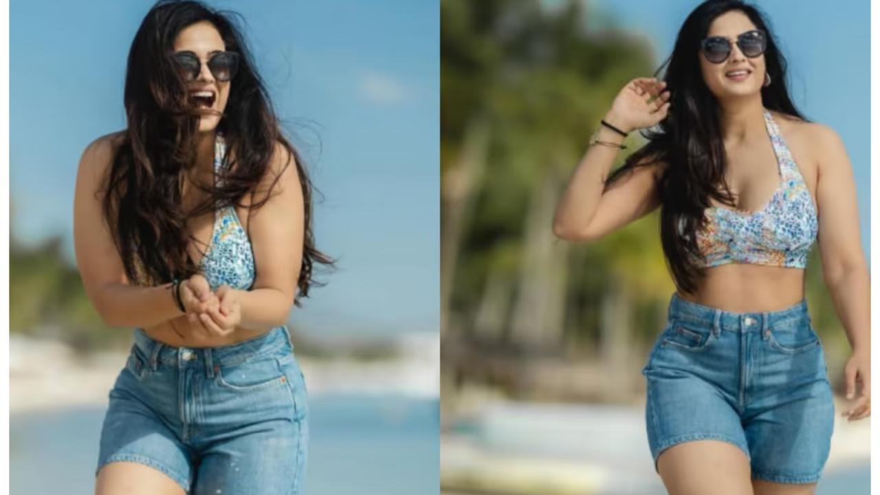 ब्लू शॉर्ट्स की हाई वेस्ट लुक