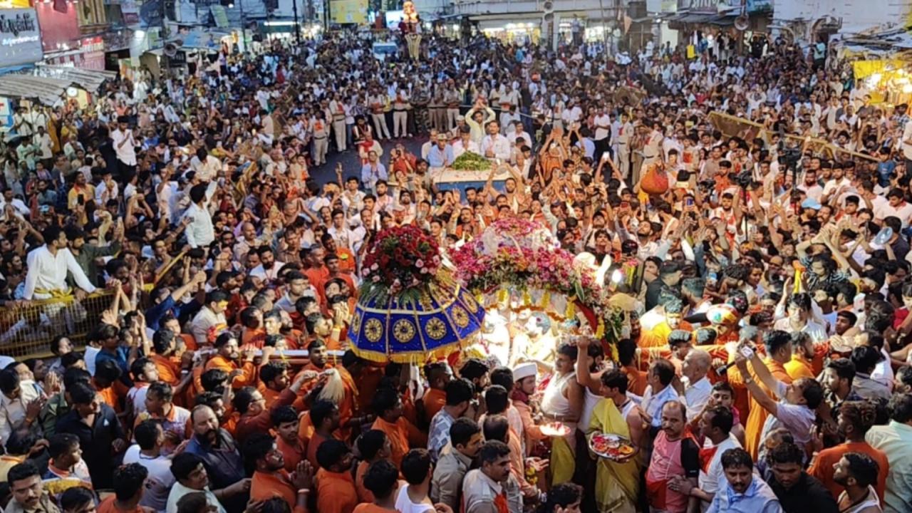 होती है तलवारबाजी और घुड़सवारी 
