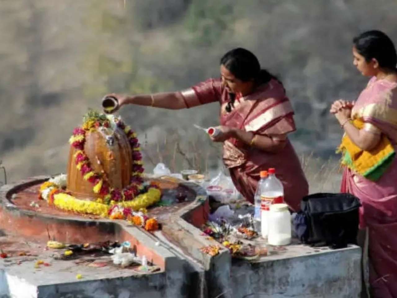 A childless merchant begins Sawan Somwar fasting