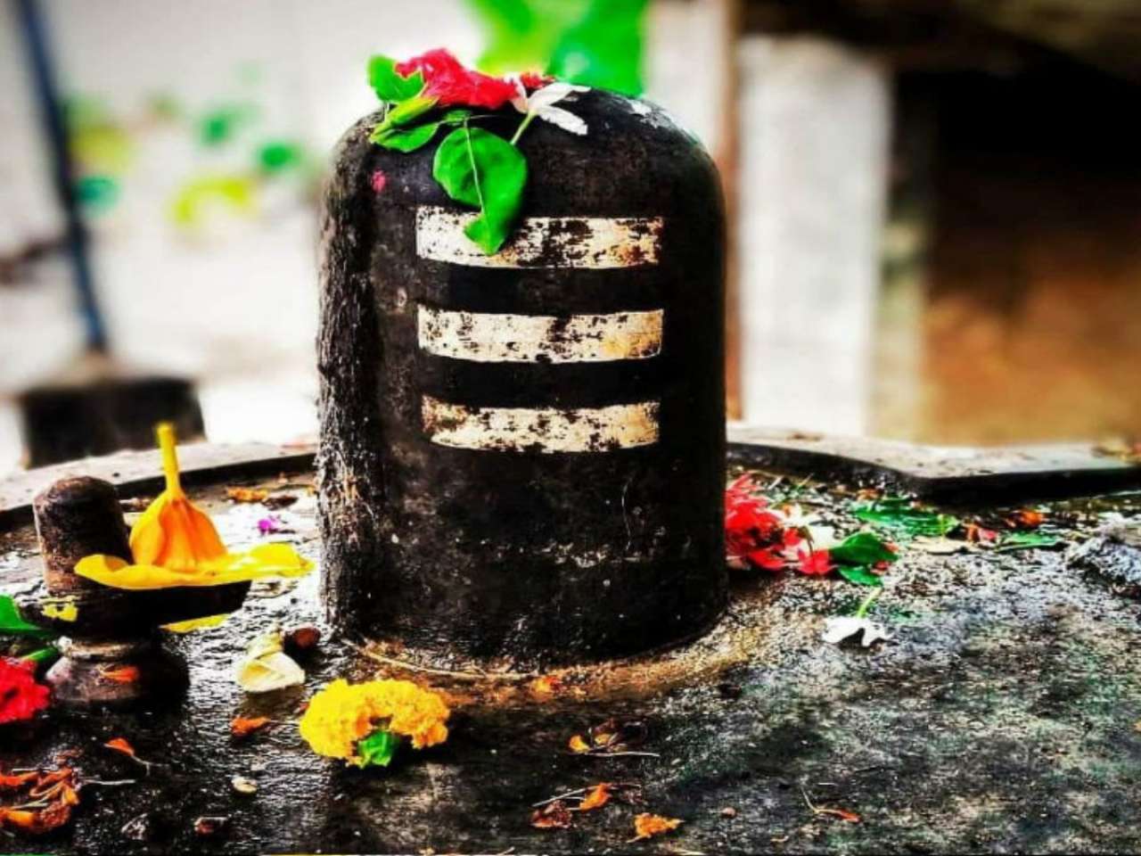 Amar replaces a missing groom on his journey to Kashi