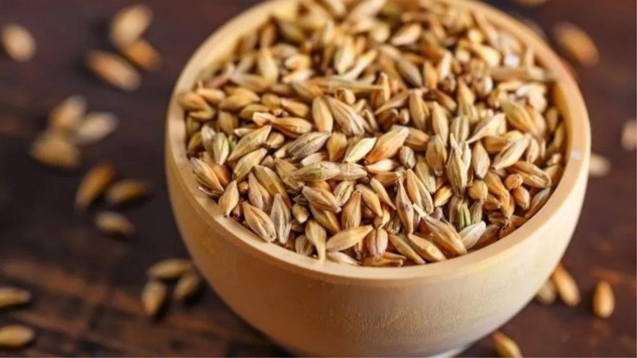 जौ अर्पित करें