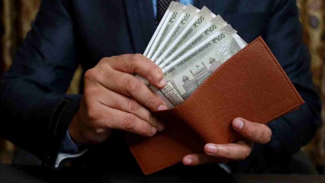 तीन गुना बढ़ जाएगी सरकारी कर्मचारियों की सैलरी?