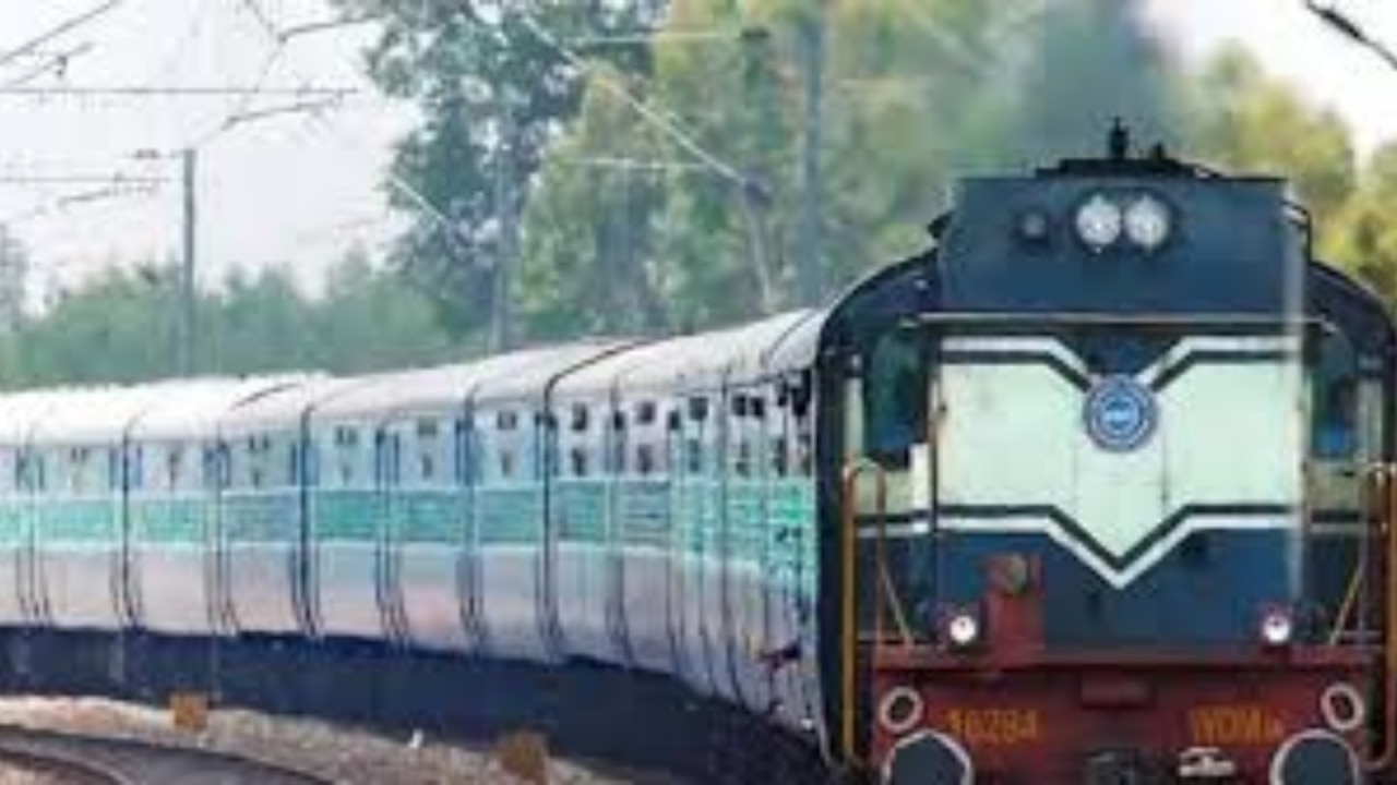 रेलवे स्टाफ से संपर्क कर सकते हैं