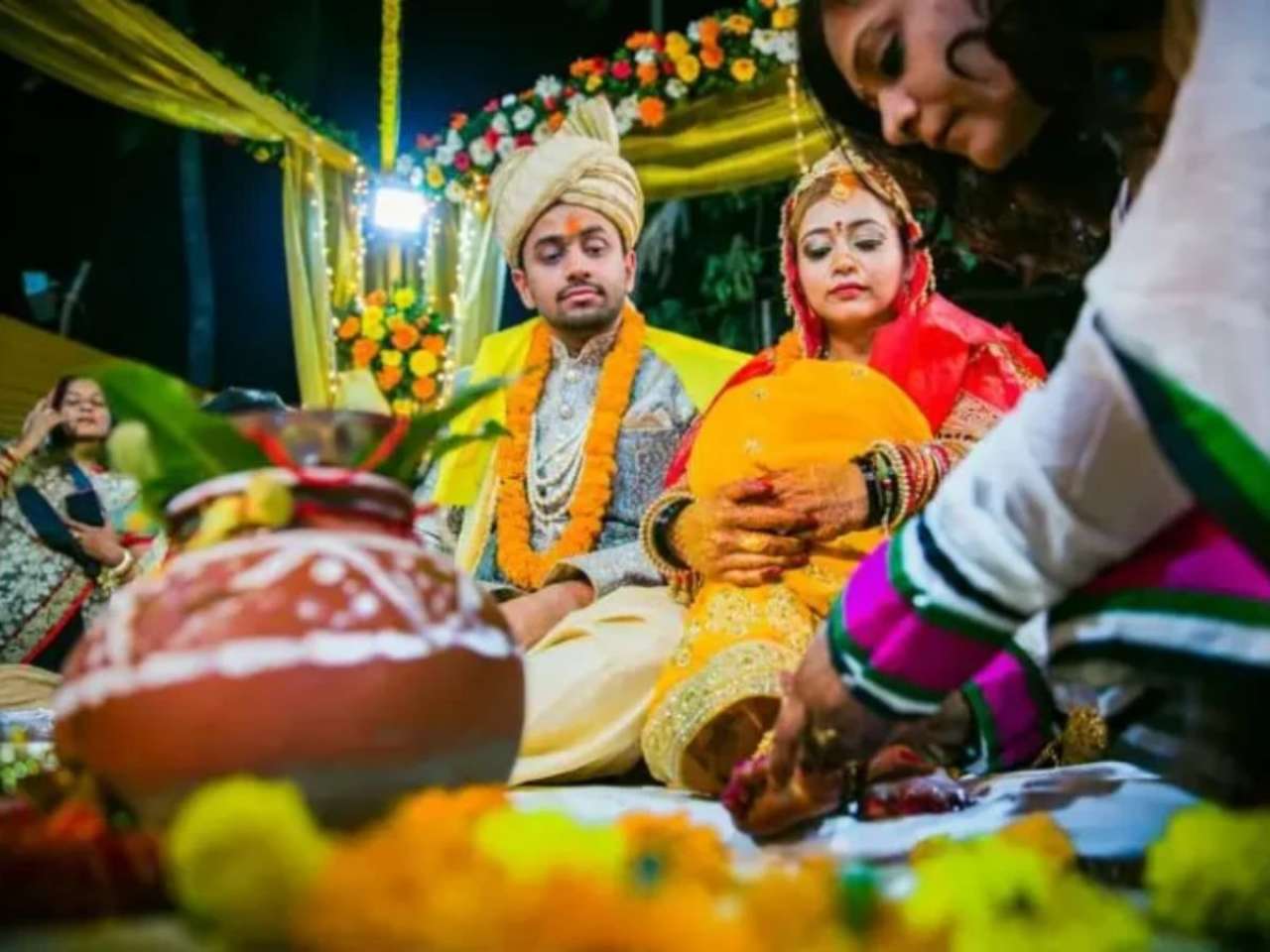 Balancing pots on the bride’s head (Bihar)