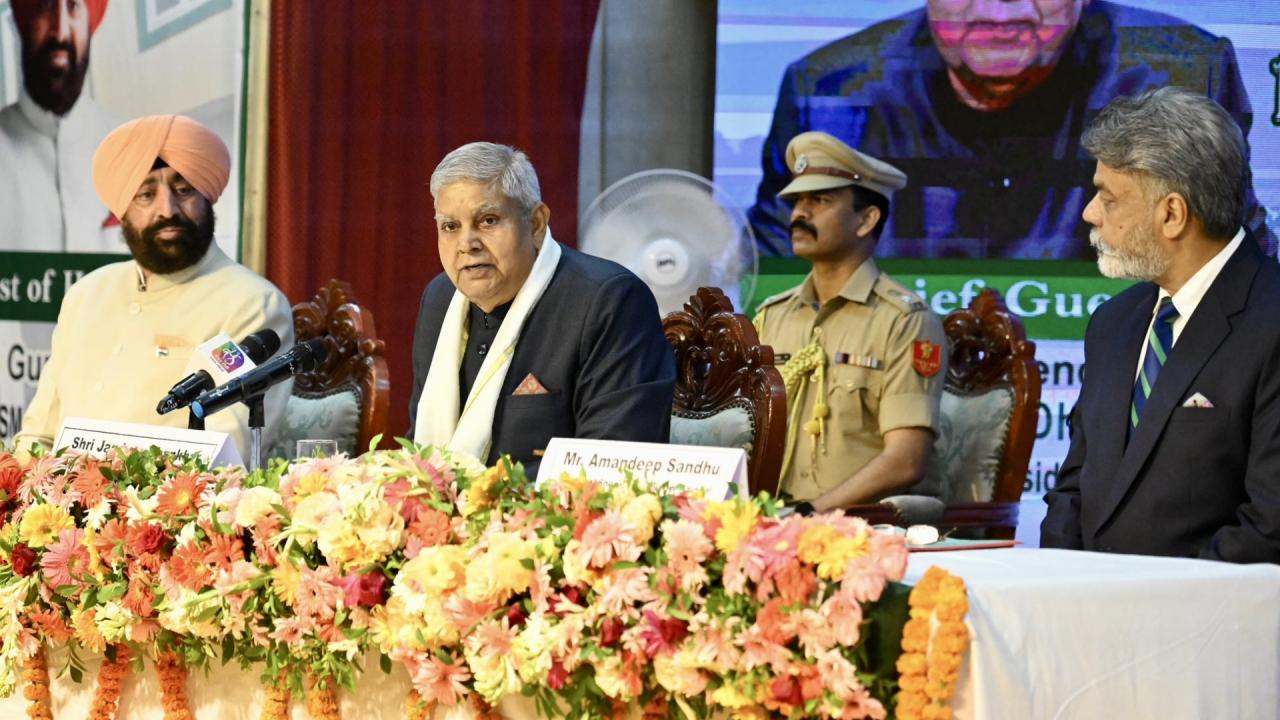 राजस्थान यूनिवर्सिटी से की एलएलबी